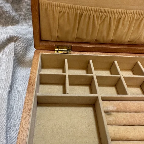 Vintage Centurion jewelry box - Picture 3 of 9